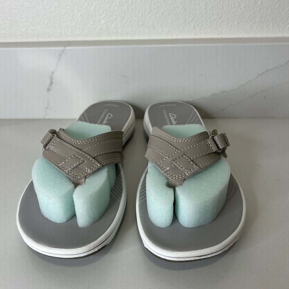 NIB Clarks Breeze Sea Flip Flop Sandals Taupe Lightweight Comfort Size 8